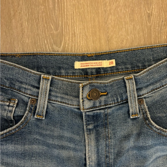 Levi’s high waisted mom jeans size 28 - Picture 3 of 5